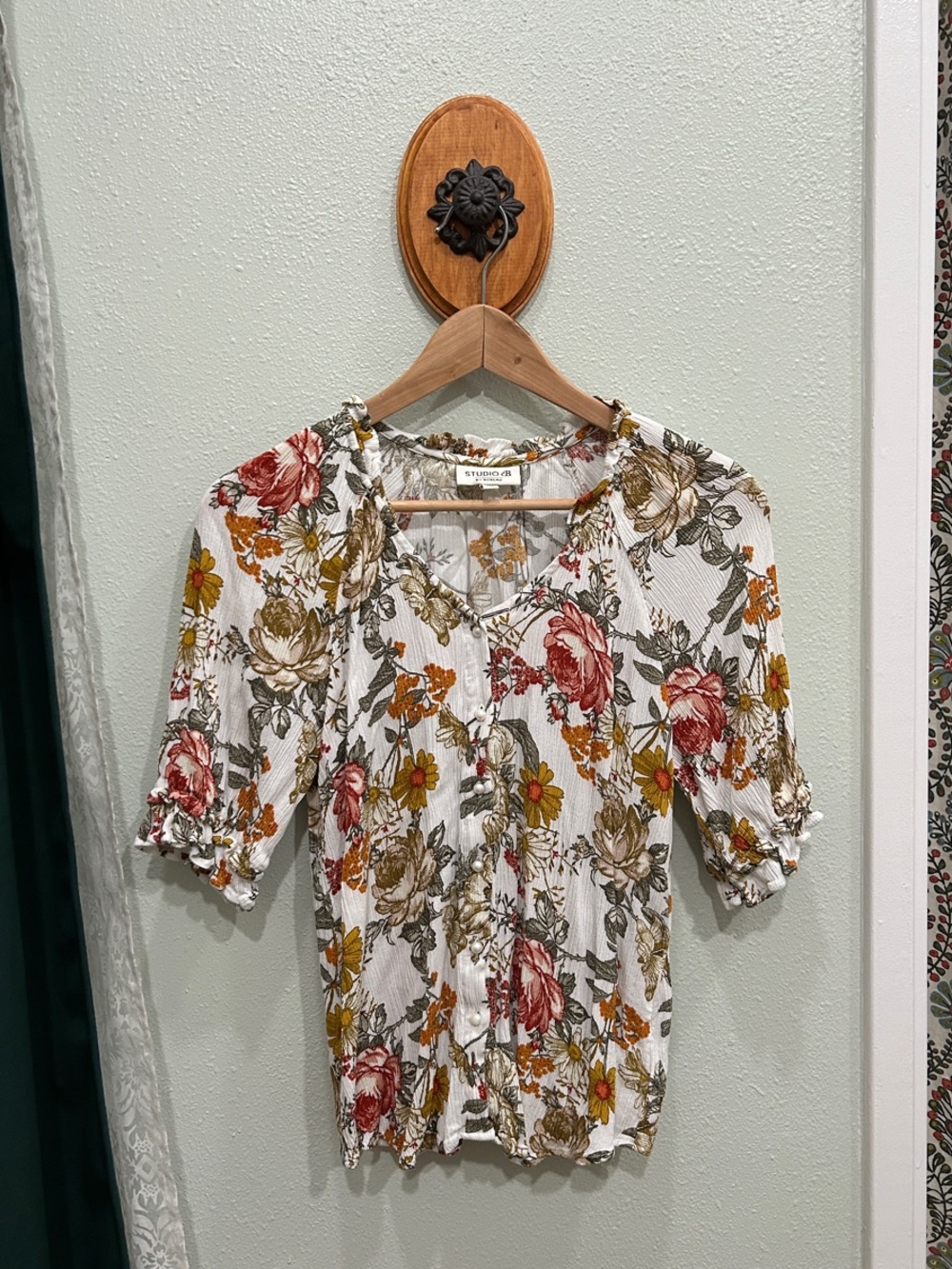 STUDIO B Floral Button-Front Peasant Blouse